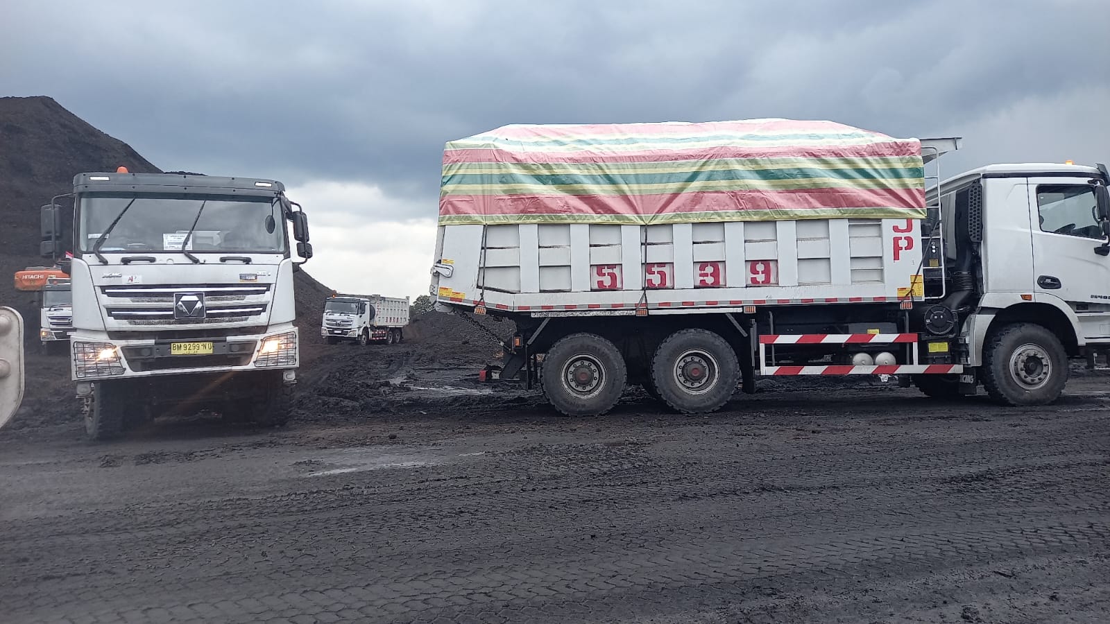 Armada truk di area stockpile