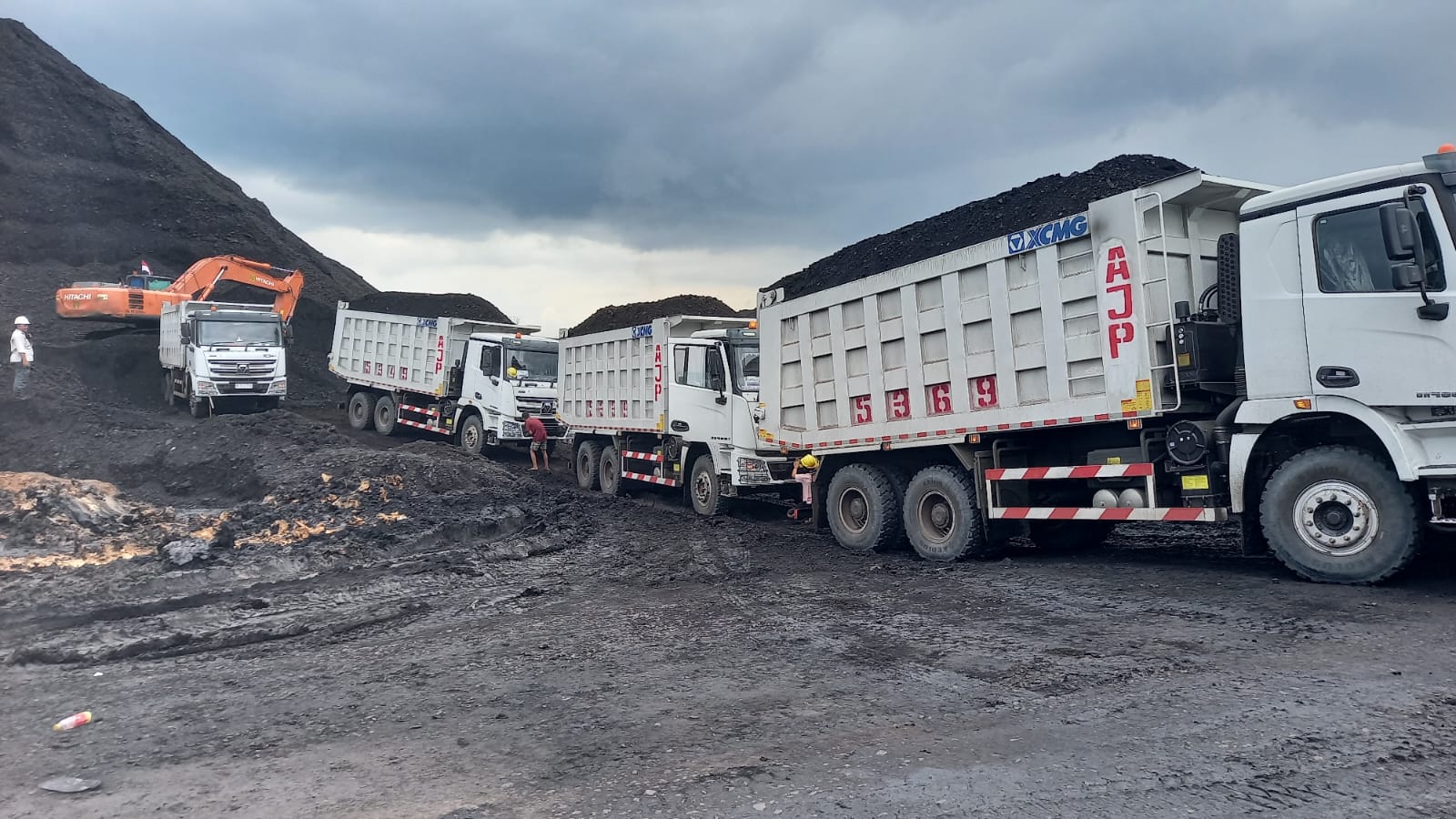 Armada truk di area stockpile