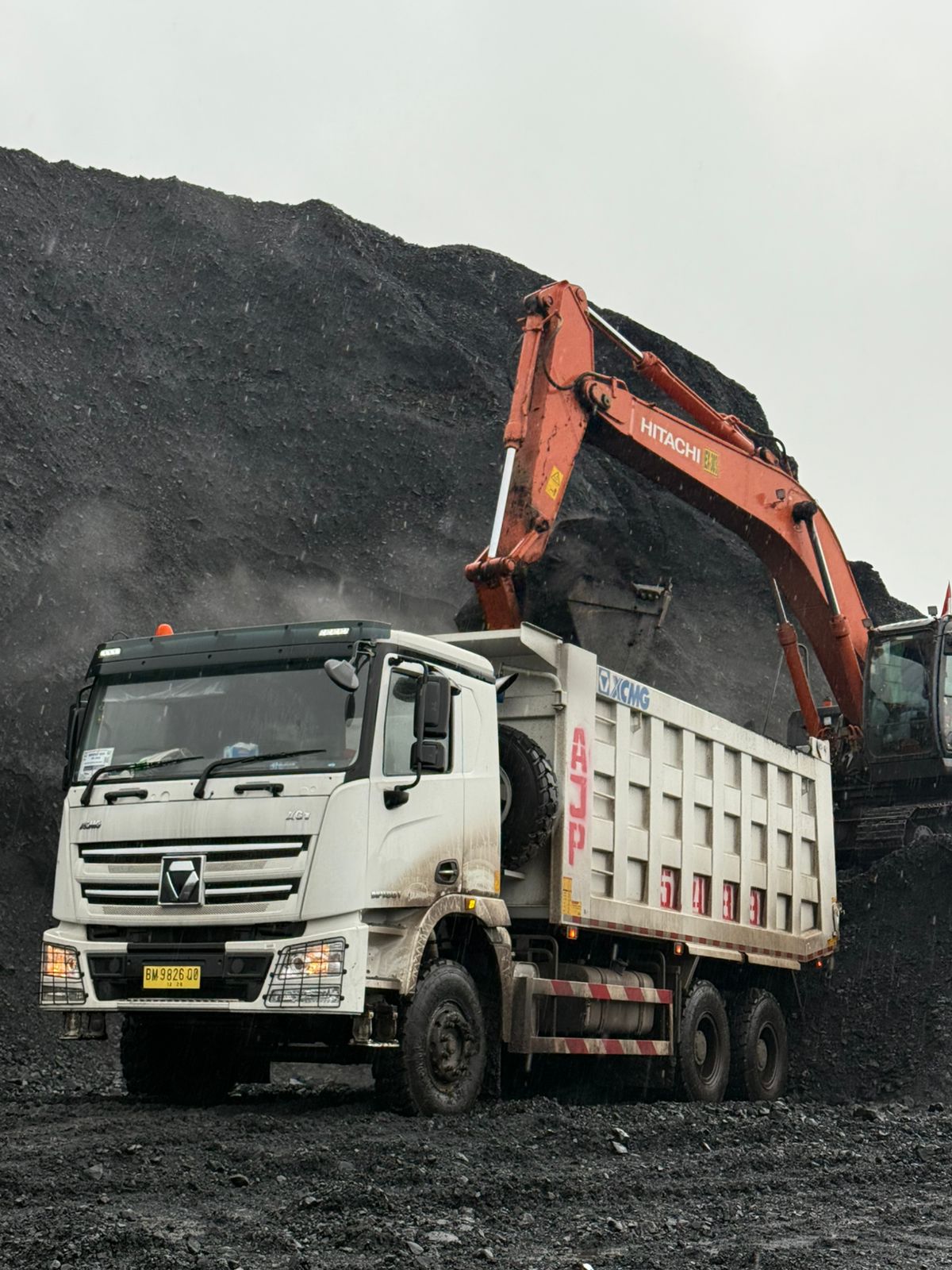 Excavator sedang memuat batubara ke truk