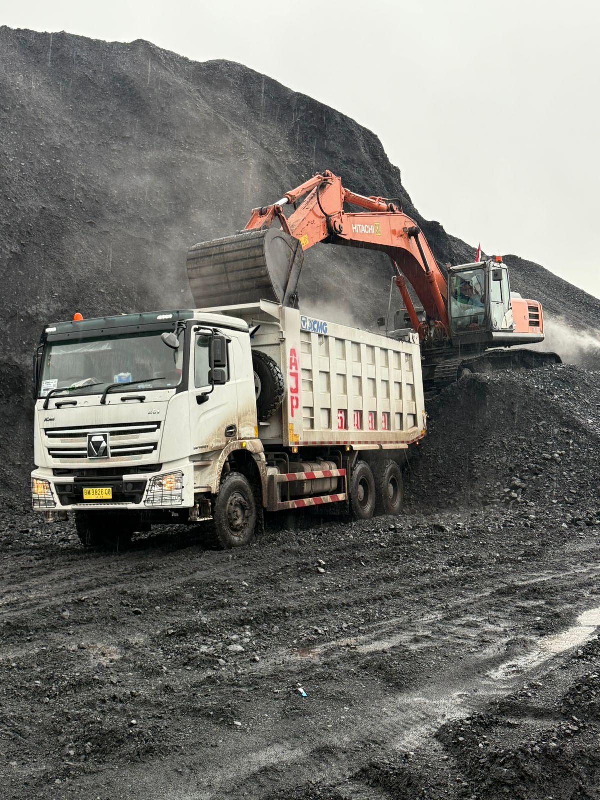 Proses pemuatan batubara malam hari